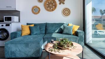 Appartement, 1 lit double et 1 canapé-lit, cuisine, vue ville | Salle de séjour | TV connectée, Netflix, services de streaming