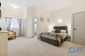 Iron/ironing board, WiFi, bed sheets - Townside Getaway in Mandurah (Dudley Park)