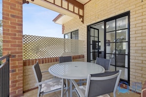 Outdoor dining - Townside Getaway in Mandurah (Dudley Park)