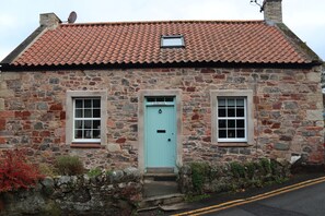 Exterior - Cosy 1750s fisherman's cottage - pet friendly & 5 min from a stunning beach! (Coldingham)