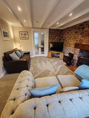 Smart TV - Cosy 1750s fisherman's cottage - pet friendly & 5 min from a stunning beach! (Coldingham)