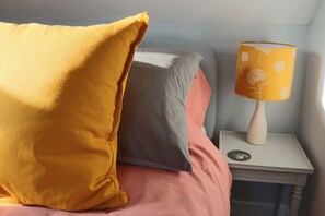 Iron/ironing board, WiFi, bed sheets - Cosy 1750s fisherman's cottage - pet friendly & 5 min from a stunning beach! (Coldingham)