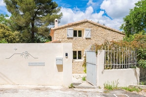 A stone house with a metal gate, a sign reading 'LE MAS DE L'ETOILE,' and a clear sky. - Mas de l'Etoile - Exceptional villa in Provence (Mimet)