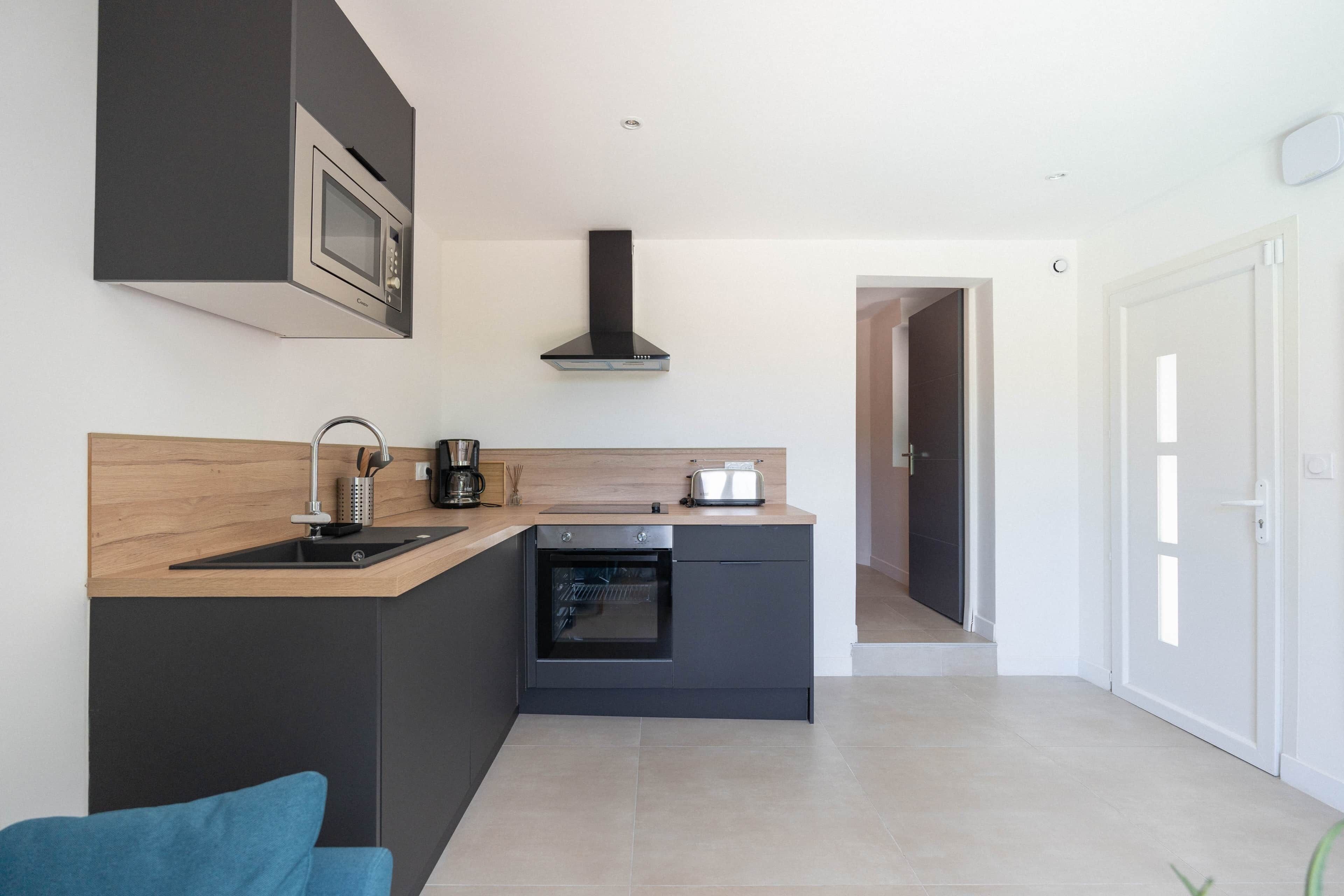 Coffee/tea maker, fridge, microwave, oven