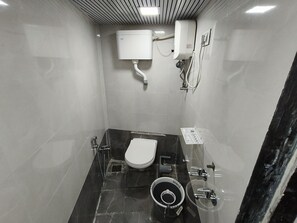 Shower, towels, soap, shampoo - Basera Dormitory and Separate Cabins (Mumbai)