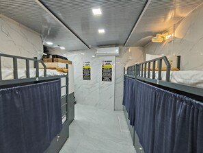 Basic Shared Dormitory | WiFi (free) - Basera Dormitory and Separate Cabins (Mumbai)