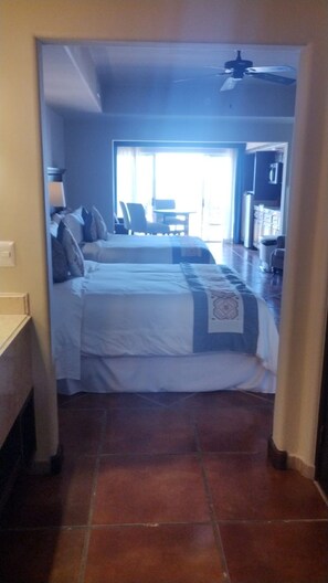 Een strijkplank/strijkijzer, wifi, beddengoed