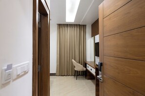 Economy Room | Free WiFi - Sitharth Hotel (Selakui)