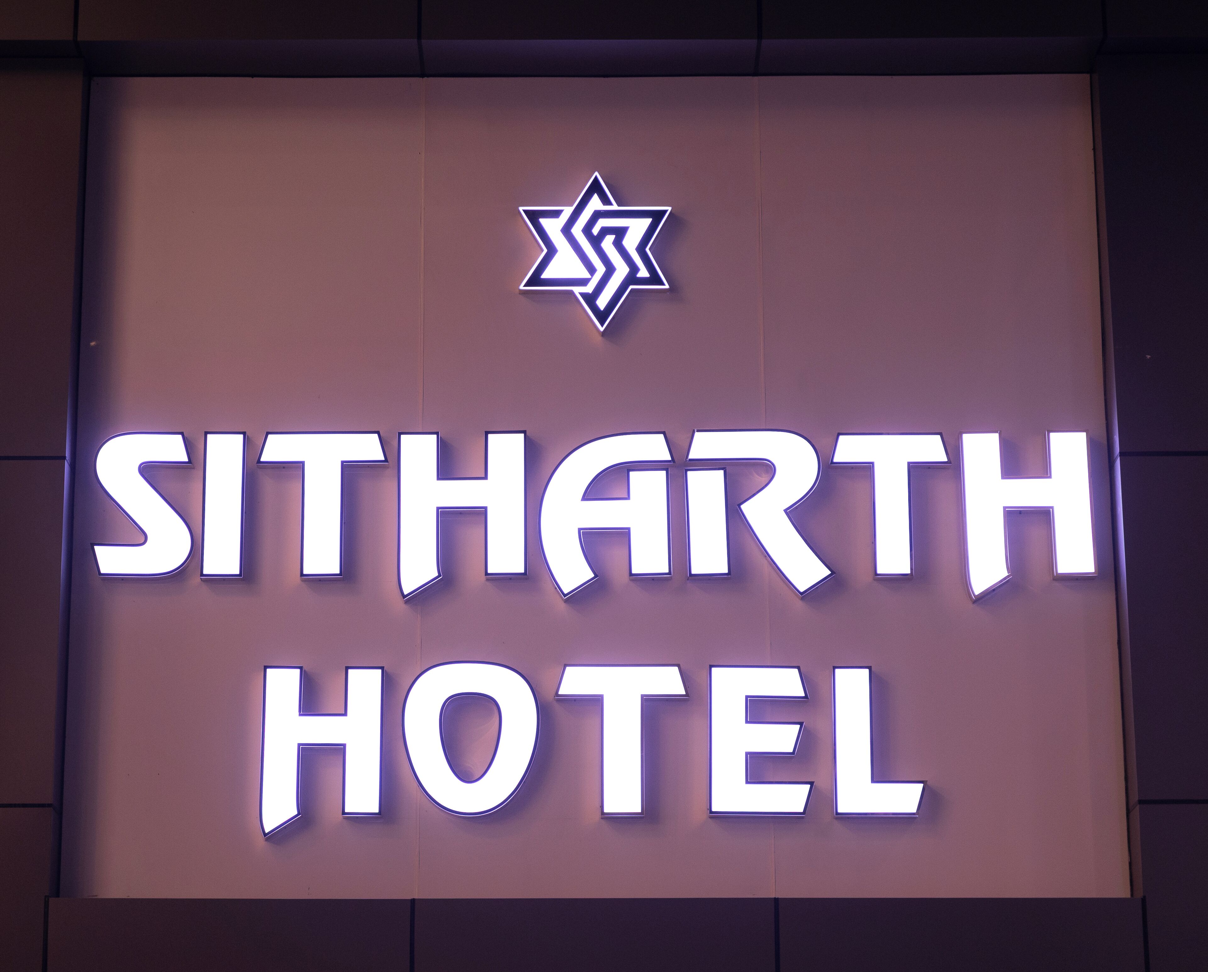 Fachada da propriedade à noite