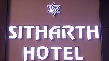 Fachada da propriedade à noite