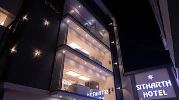 Fachada da propriedade à noite