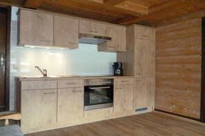 Kühlschrank, Herdplatte, Wasserkocher mit Kaffee-/Teezubehör, Toaster