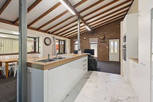 Cosy Corner: 3  BR, 2  BA House in Lancelin, Sleeps 6