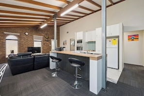 Fridge, microwave, oven, stovetop - Cosy Corner: 3 BR, 2 BA House in Lancelin, Sleeps 6 (Lancelin)