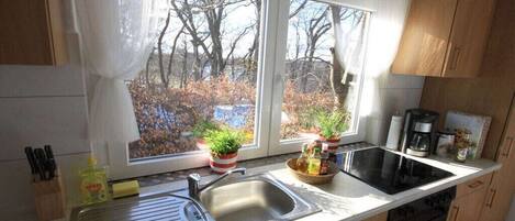 冷蔵庫、オーブン、コンロ、食器洗い機