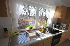 Fridge, oven, stovetop, dishwasher - Biebernest Comfortable holiday residence (Seedorf)