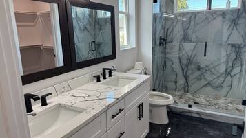 Handdukar, tvål och toalettpapper