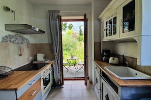 Fridge, oven, stovetop, cookware/dishes/utensils - Mathilde Comfortable holiday residence (Pöcking)