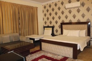 Deluxe Triple Room, City View | Free WiFi - New Pak Guesthouse  (Islamabad)