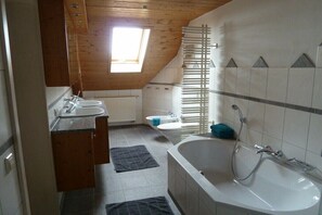 Shower, hair dryer, bidet - Beautiful attic apartment Comfortable holiday residence (Görwihl)