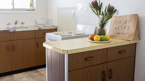 Fridge, oven, stovetop, cookware/dishes/utensils - 3/45 Beech Street - Coastal comfort in an unbeatable location (Evans Head)