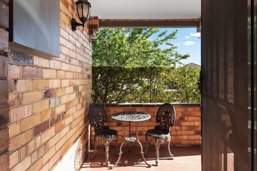 Entire home in Reservoir, Walk to bus & train, shuttle bus to LTU