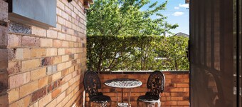 Entire home in Reservoir, Walk to bus & train, shuttle bus to LTU