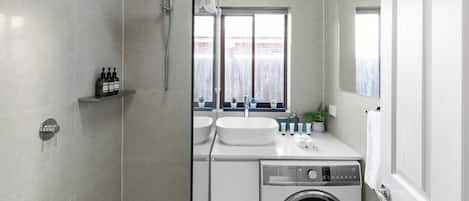 Bidet, serviettes fournies, savon, shampoing