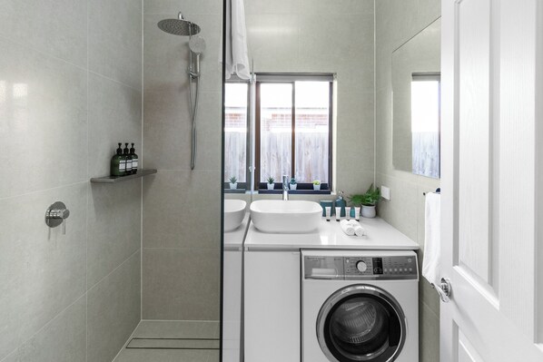 Bidet, towels, soap, shampoo - Entire home in Reservoir, Walk to bus & train, shuttle bus to LTU (Reservoir)
