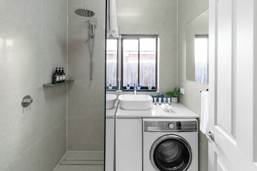 Entire home in Reservoir, Walk to bus & train, shuttle bus to LTU