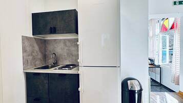 Kühlschrank, Mikrowelle, Herdplatte, Geschirrspüler