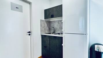 Kühlschrank, Mikrowelle, Herdplatte, Geschirrspüler