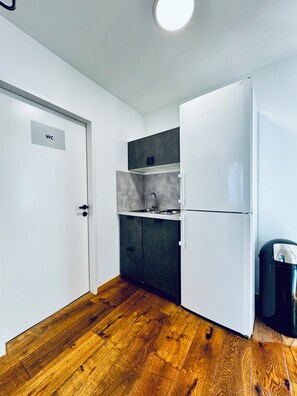 Kühlschrank, Mikrowelle, Herdplatte, Geschirrspüler