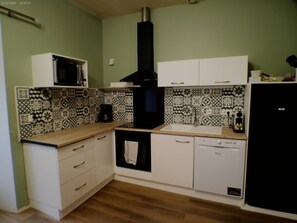 Private kitchen - THE HOUSE OF REMEMBRANCE NEAR FUTUROSCOPE (Lhommaizé)