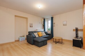 Living area - THE HOUSE OF REMEMBRANCE NEAR FUTUROSCOPE (Lhommaizé)