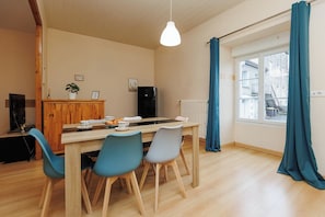 Dining - THE HOUSE OF REMEMBRANCE NEAR FUTUROSCOPE (Lhommaizé)