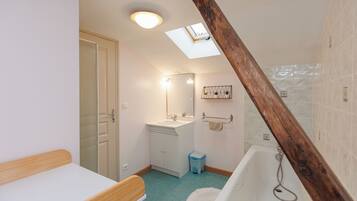 Secador de pelo, toallas, jabón y papel higiénico