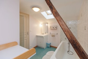 Bathroom - THE HOUSE OF REMEMBRANCE NEAR FUTUROSCOPE (Lhommaizé)