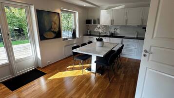 Apartment, 2 Bedrooms, Patio, Garden View | Dining