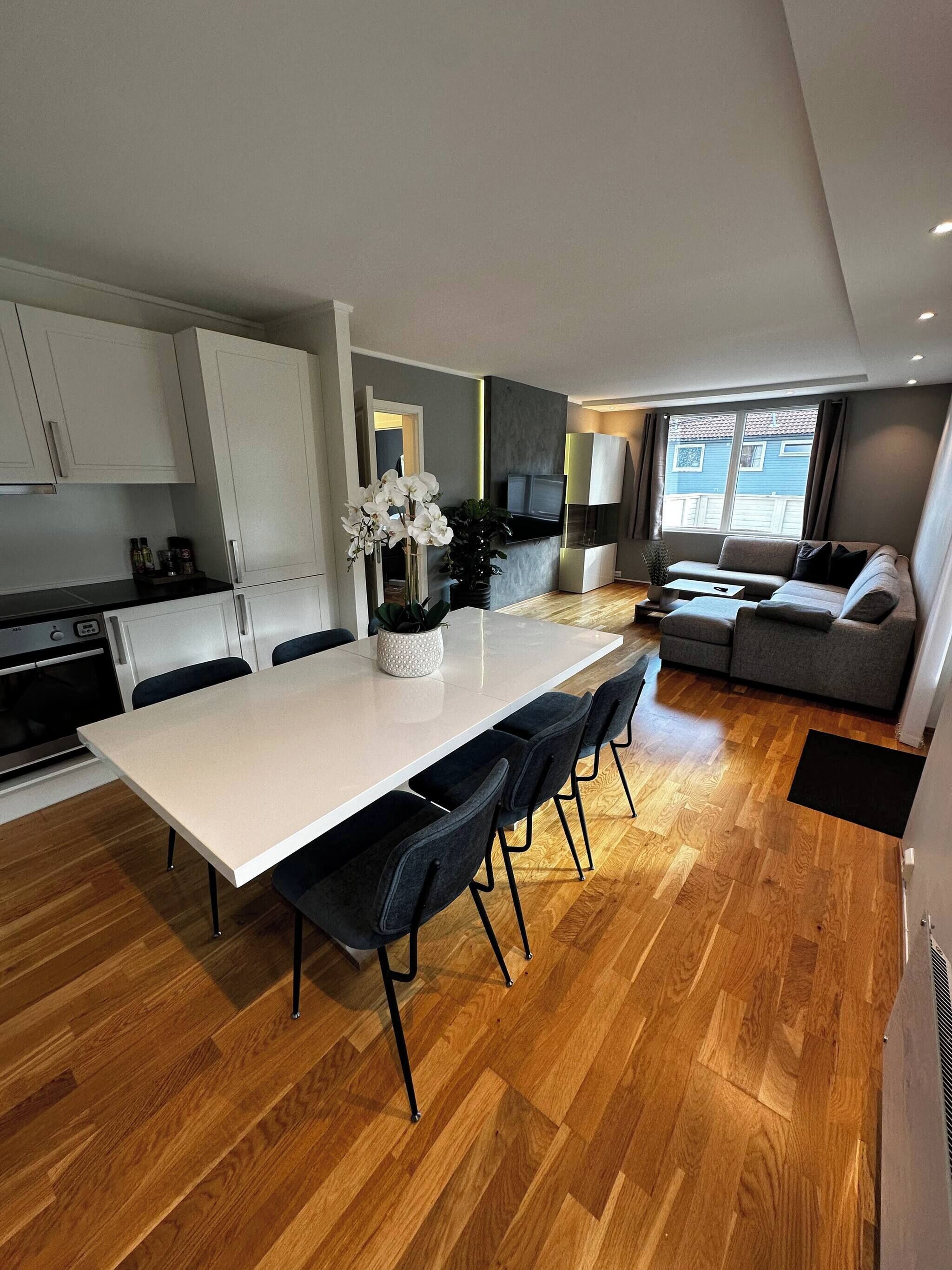 Apartment, 2 Bedrooms, Patio, Garden View | Dining room