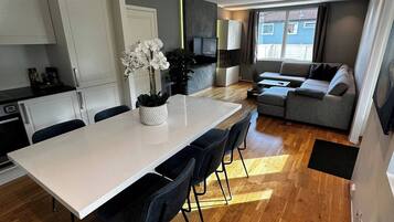Apartment, 2 Schlafzimmer, Terrasse, Gartenblick | Speisen