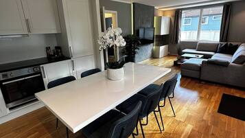 Apartment, 2 Bedrooms, Patio, Garden View | Dining room