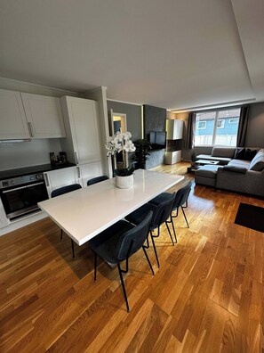Apartament, 2 dormitoris, pati, vistes al jardí | Menjador