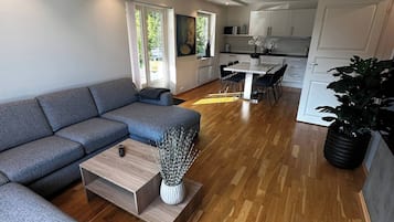 Apartment, 2 Bedrooms, Patio, Garden View | Living room
