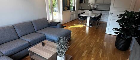 Huoneisto, 2 makuuhuonetta, patio, näköala puutarhaan | Olohuone
