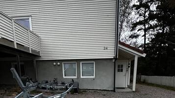 Apartment, 2 Bedrooms, Patio, Garden View | Property grounds