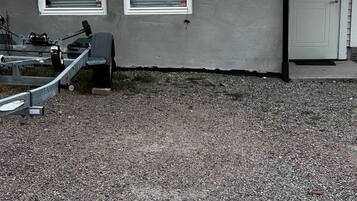 Apartment, 2 Bedrooms, Patio, Garden View | Property grounds