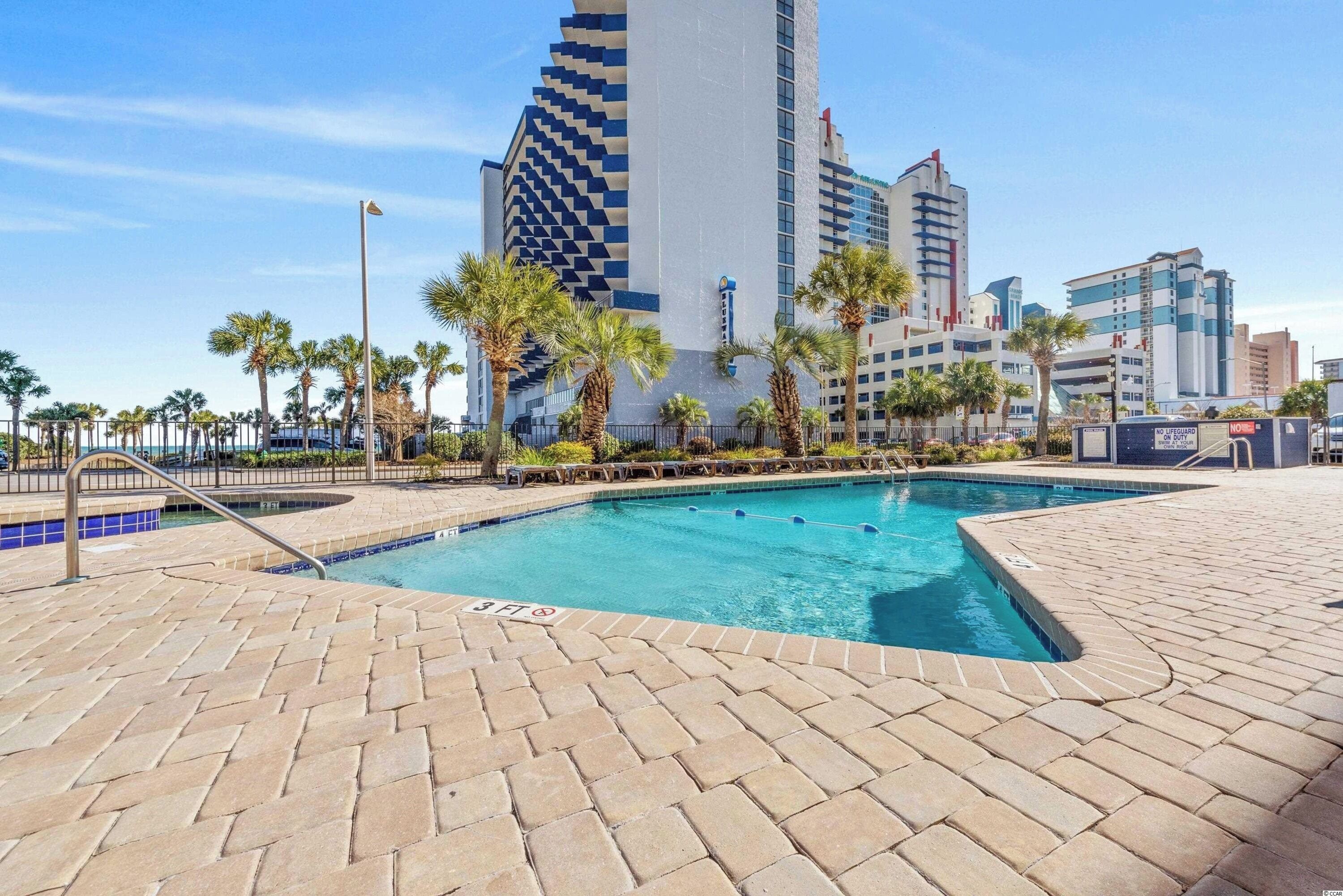 室內游泳池和室外游泳池