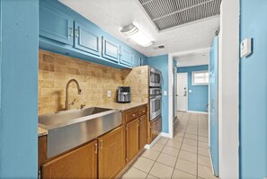 Condo Signature, vue sur la piscine | Cuisine privée | Réfrigérateur, four à micro-ondes, un four, cafetière-théière
