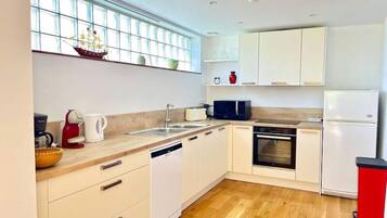 Ketuhar gelombang mikro, pembancuh kopi/teh, cerek elektrik